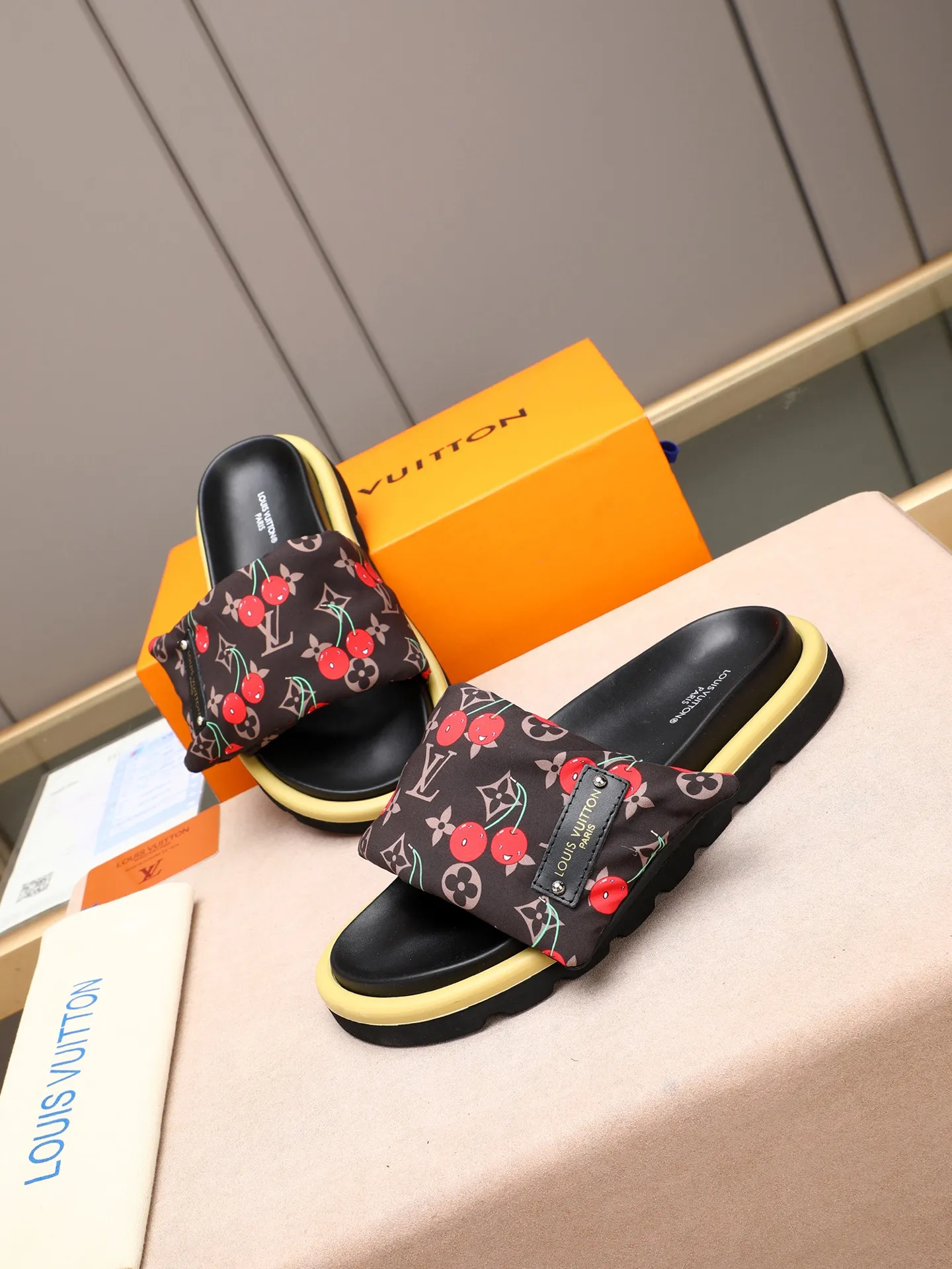 PP360 [LOUIS VUITTON] Louis Vuitton, LV printing, men's and women's slippers are on the market. The drawer box packaging comes with a cloth bag and a card. The upper pattern looks very soft and waxy, and it is a super versatile leg slimming tool. Fabric: imported denim/canvas/old fabric, LV hardware LOGO, official website pattern printing, comfortable to wear, feet: high-elastic PU water table. Sole: foam sole, heel height: about 5cm. Code number: 35-46, 35, 45, 46 are custom-made and non-returnable. Color: multiple colors and styles available.